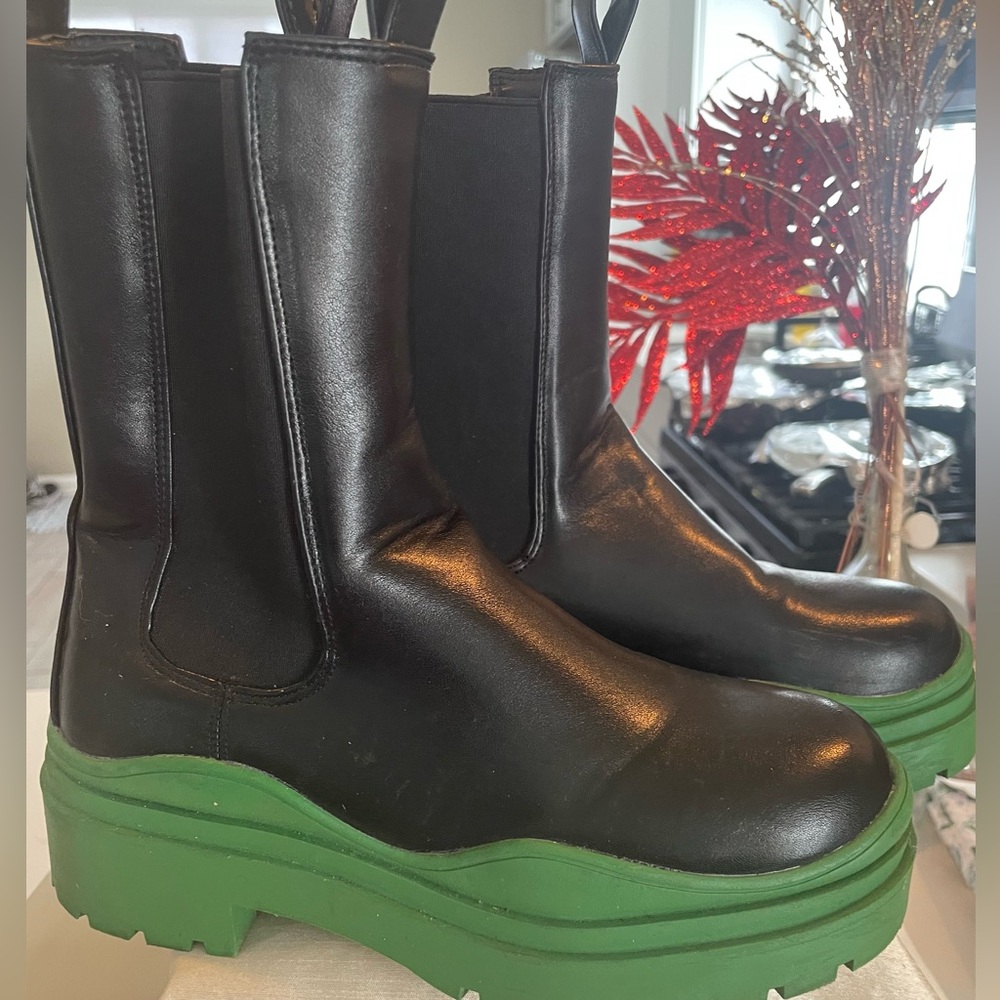 AKIRA Women’s Size 38 Green /Black 💚🖤Combat Boot 👢 Perfect for Winter ❄️ Weather